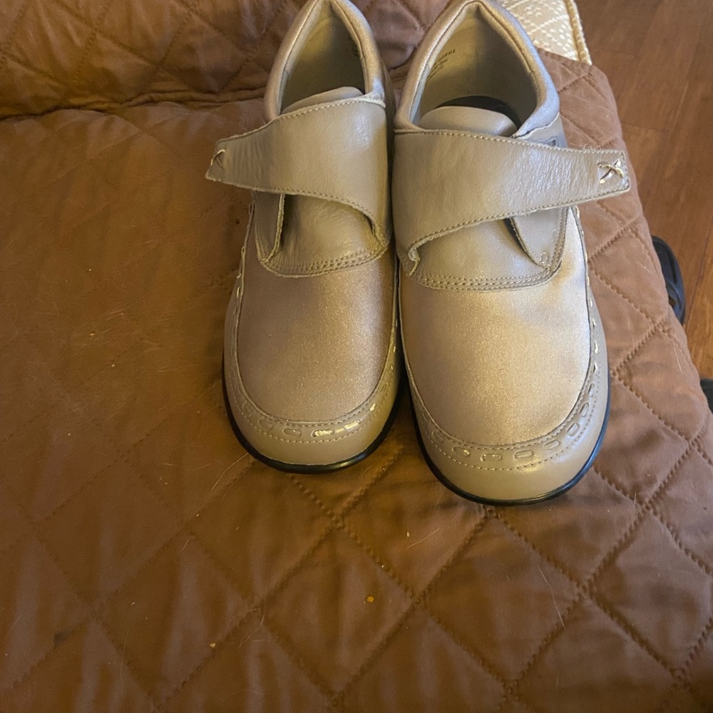 Comfort shoes by Aetrax. US size 9 Wide. Genuine Leather
